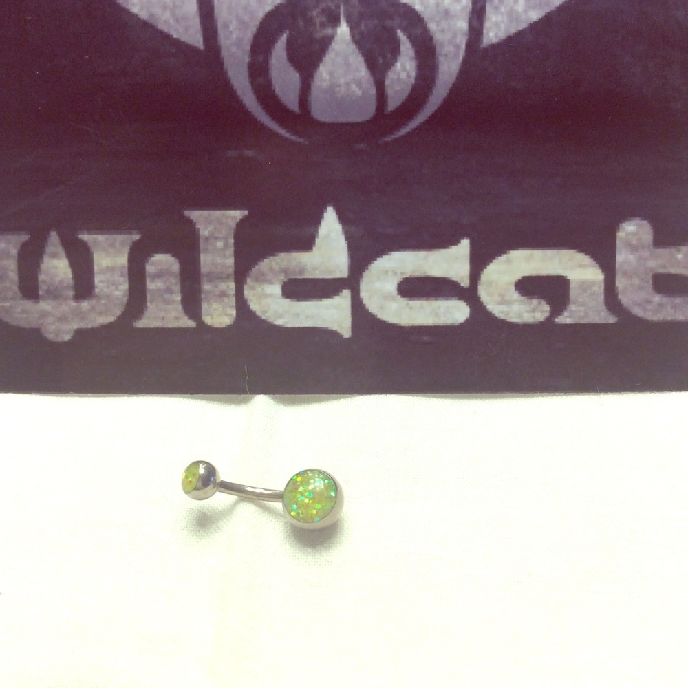 Wildcat green glitter belly piercing